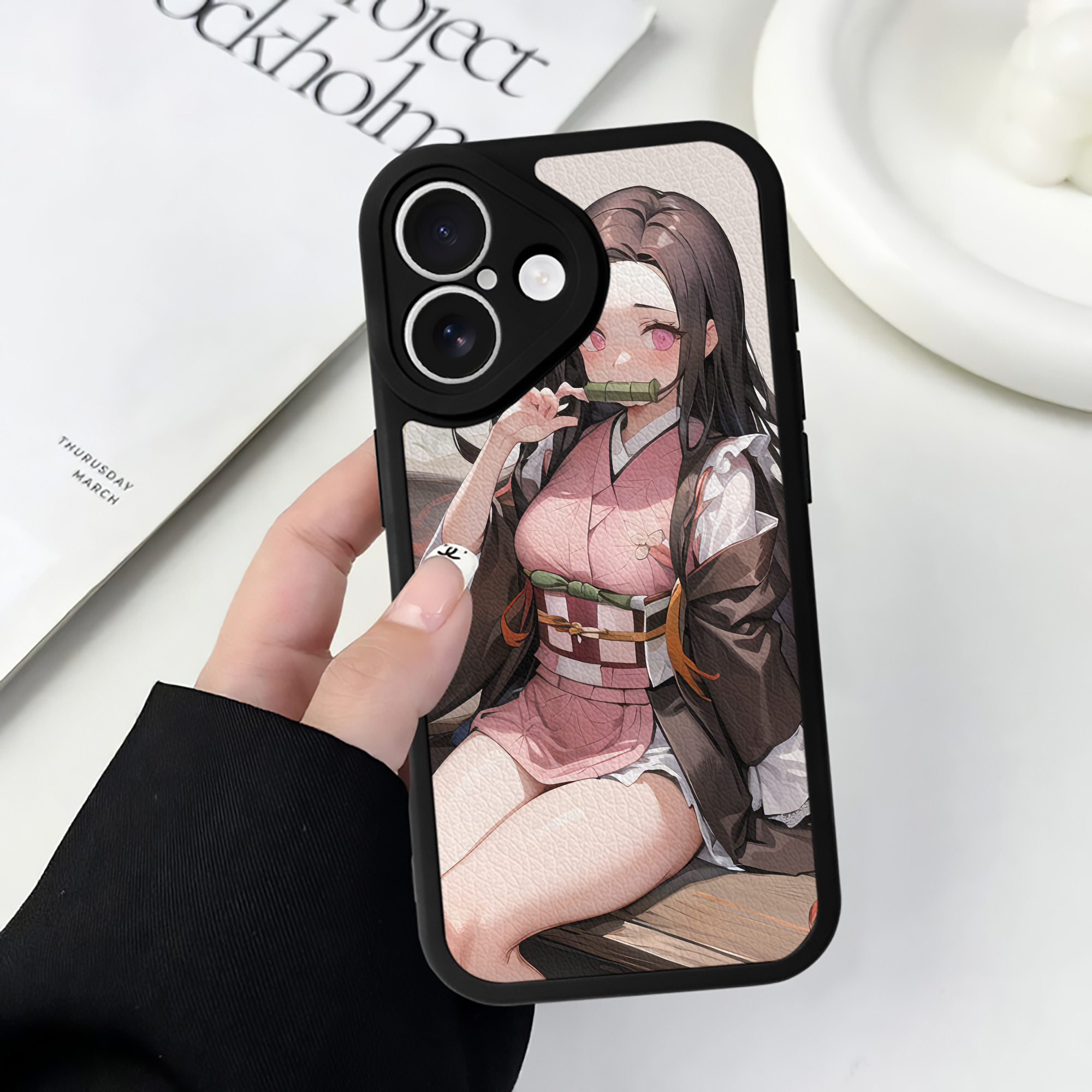 （画像用） 鬼滅の刃（きめつのやいば）竈門 禰󠄀豆子／かまど ねずこ Kamado Nezuko 【iPhone 16シリーズ対応】シリコンスマホケース（レザー調） 材質：シリコン
